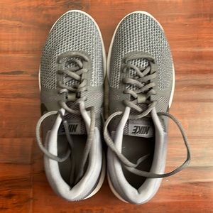 New Nike Mens revolution sneakers